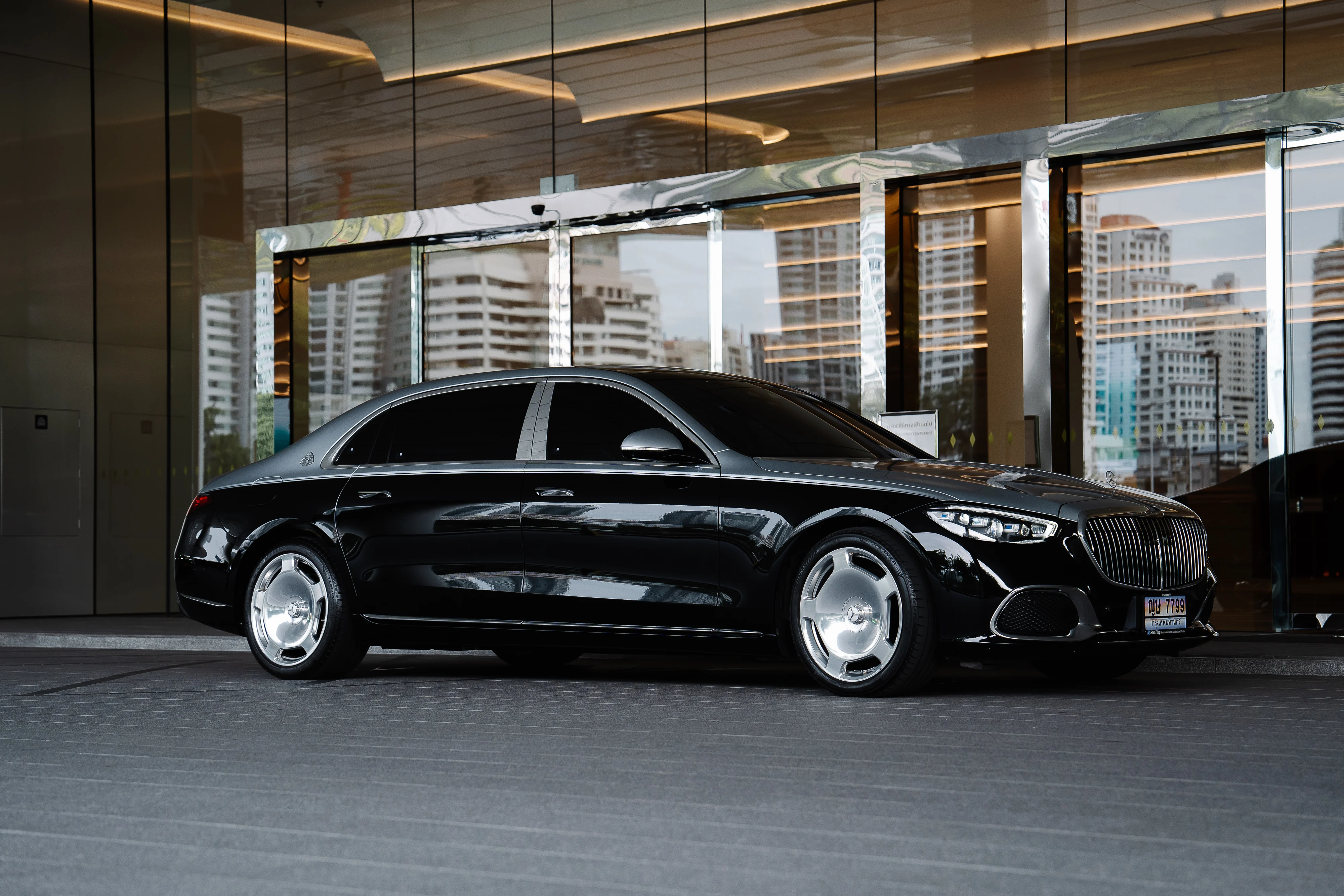 Mercedes-Maybach รถหรูพร้อมคนขับ รับส่งสนามบินกรุงเทพฯ
