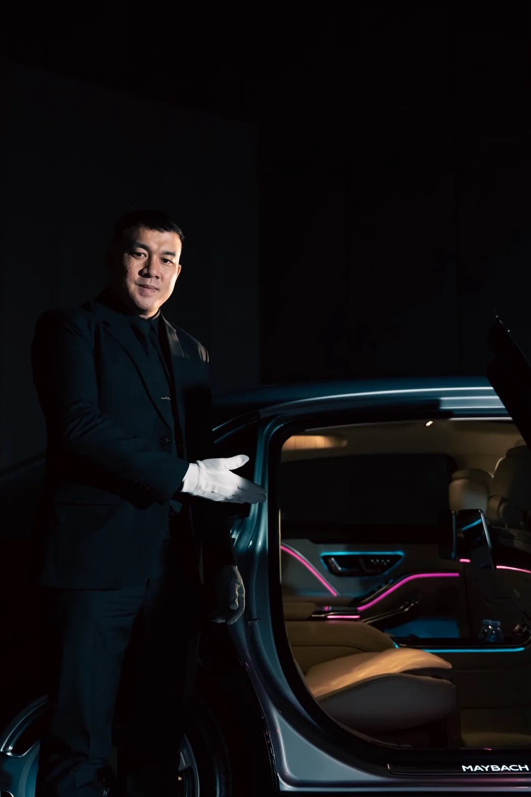 Prestin chauffeur opening door